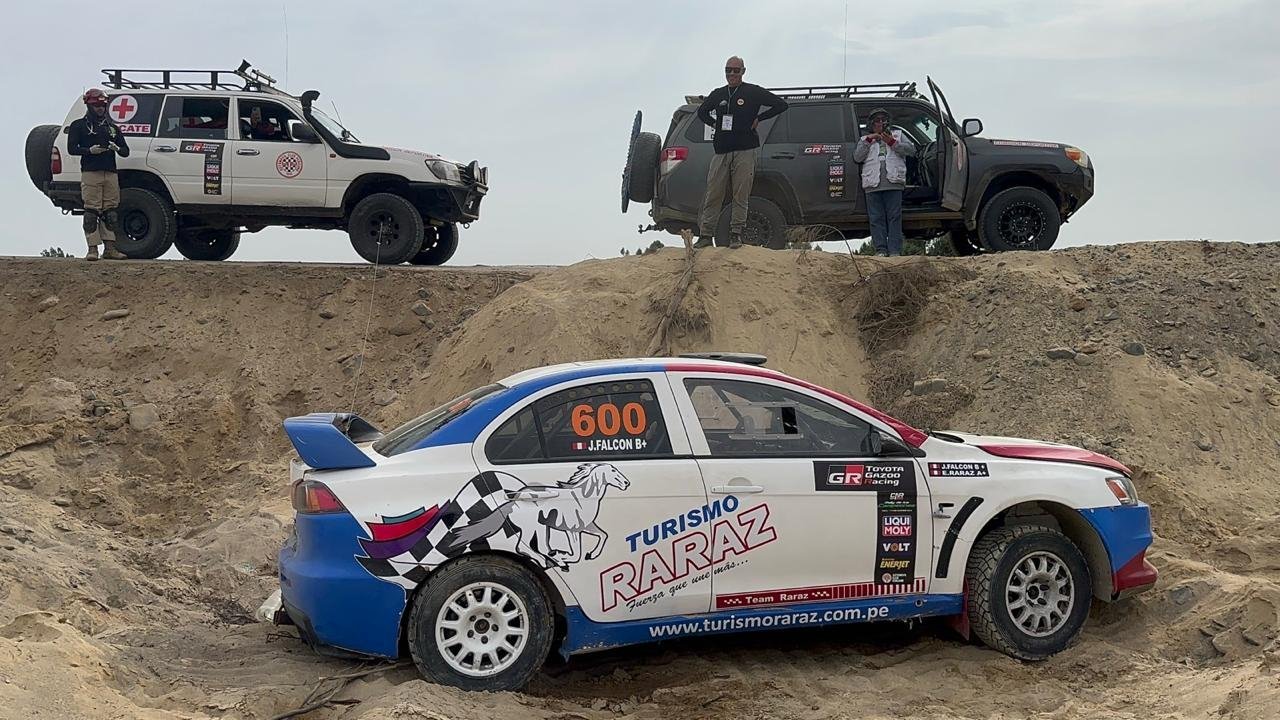 Rescate con cabrestante de un vehículo de rally atascado
