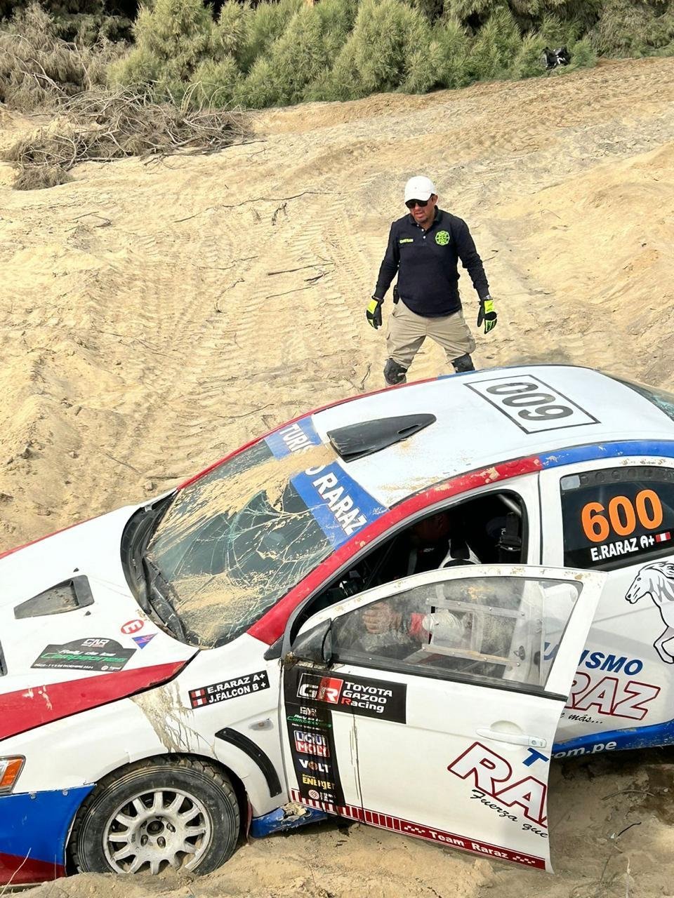 Rescatista RESQ-TEAM atendiendo un vehículo de rally accidentado