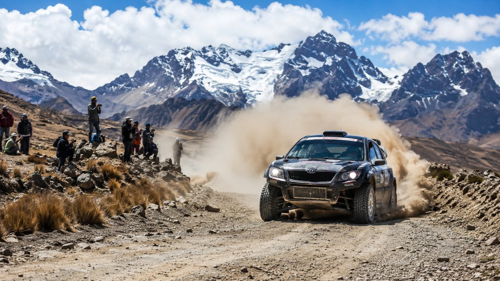 Auto de rally a fondo en la cordillera